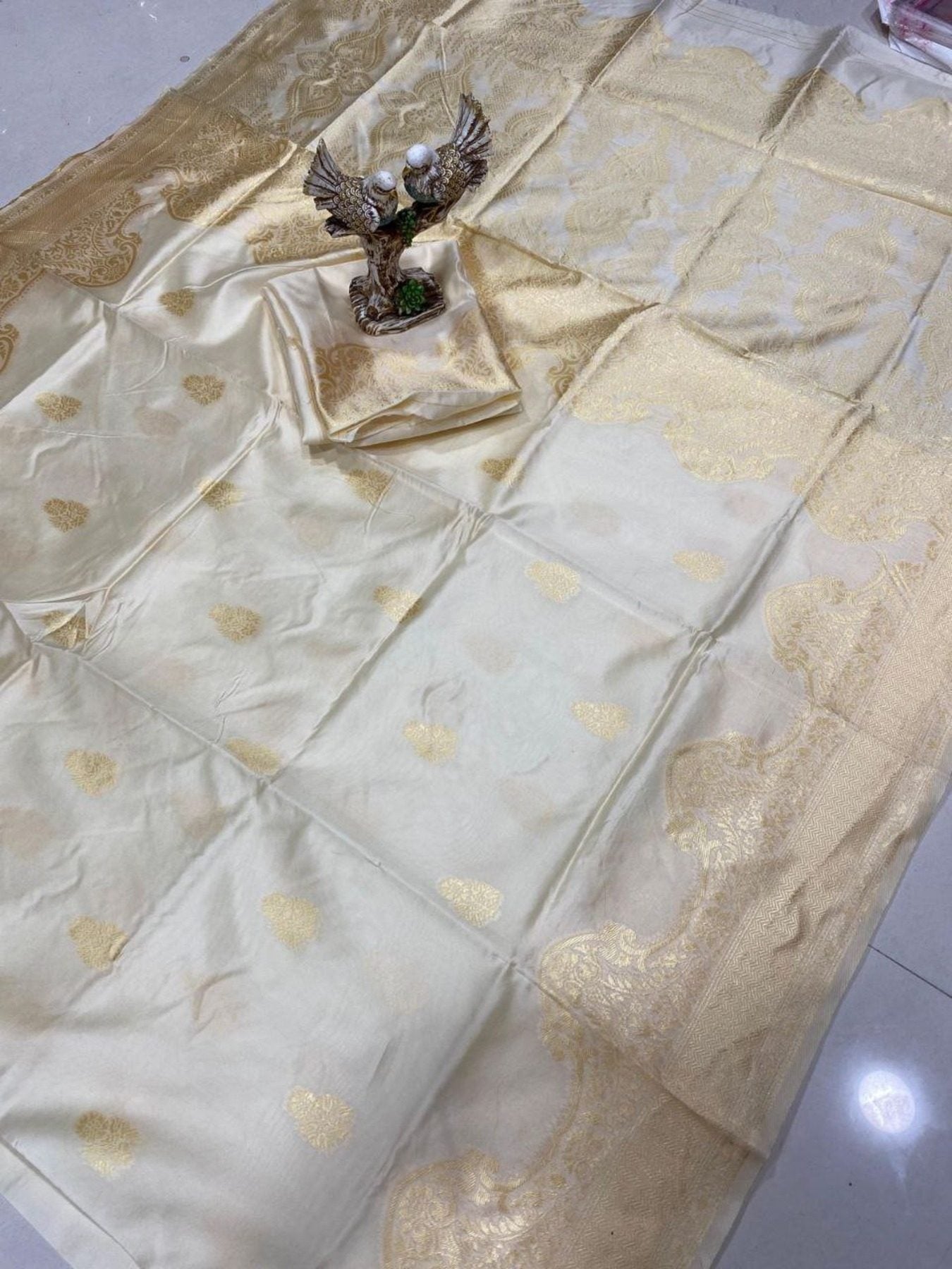 Shruti Hasan Inspired Litchi Silk Saree With Jacquard Work - Femenica